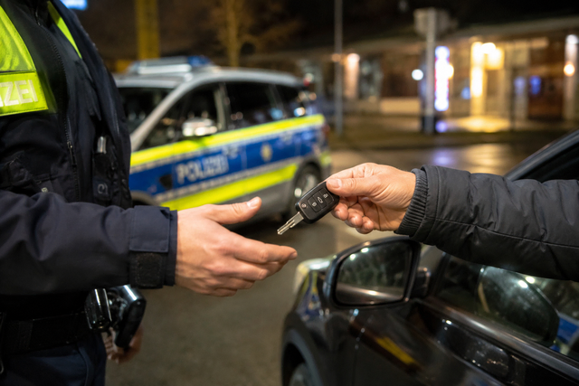 Ein Betrunkener muss den Polizisten am Lüheanleger die Autoschlüssel aushändigen (Symbolbild) | Foto: KI-generiert