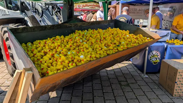 Vor dem Start konnte man seiner Ente noch ein paar motivierende Worte widmen | Foto: Jan Filter