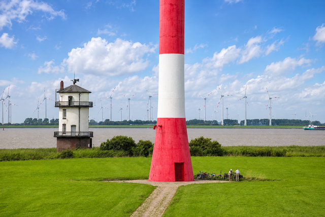 Der kleine Balje Leuchtturm steht dicht an der Elbe. Daneben befindet sich der "große Bruder": das Baljer Oberfeuer (Orig.-Foto mit KI nachbearb.) | Foto: jd 