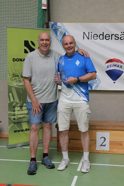 Andreas Benthake (li.) ehrte Henry Schmidt für sein Engagement im Badminton | Foto: Ole Blanck