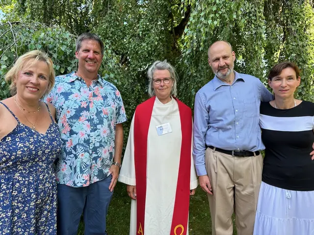 Zwei befreundete Paare ließen sich segnen, vlnr: Susanne und Peter Preiß, Pastorin Katharina Behnke, Roland und Susanne Sakel.  | Foto: C.Wöhling