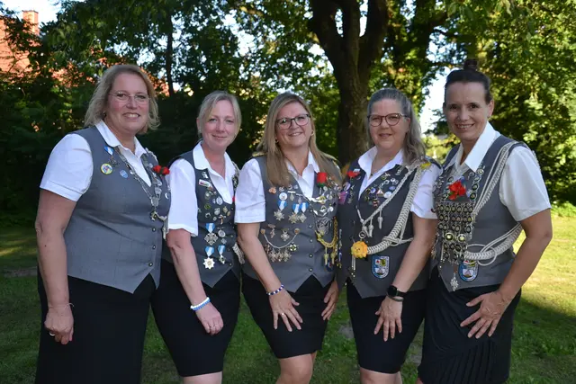 Sonnenkönigin Heike Hentschel, Adjutantin Sandra Elmers, Beste Dame Diana Henschel, Adjutantin Heidi Meyer und Adjutantin und Beste Schützin Isabel Schuldt (v-li.)  | Foto: sc