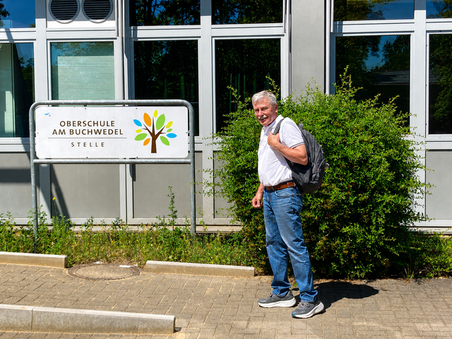Joachim Matz vor der Steller Oberschule am Buchwedel, wo er zuletzt unterrichtete | Foto: Matz