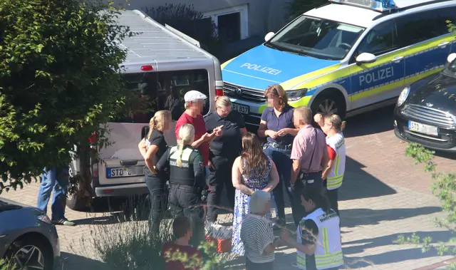 Polizistinnen aus der Betreuungsgruppe erörtern offenbar mit Landkreis-Mitarbeitern die Lage | Foto: jd