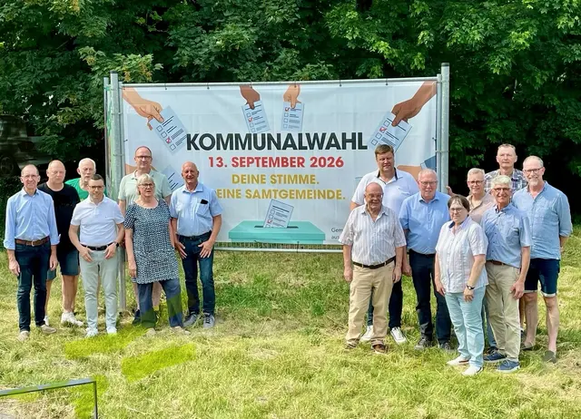  Mitglieder des Samtgemeinderates Horneburg setzen mit einem gemeinsamen Banner am Auedamm ein Zeichen für die Demokratie und werben überparteilich für die Teilnahme an den bevorstehenden Wahlen | Foto: Samtgemeinderat