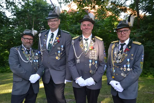1. Ritter Marko Timmermann, 2. Ritter Nils Krugmeier, König der Könige Arndt Lühmann und Vogelkönig Michael Jobmann (v.li.)  | Foto: sc