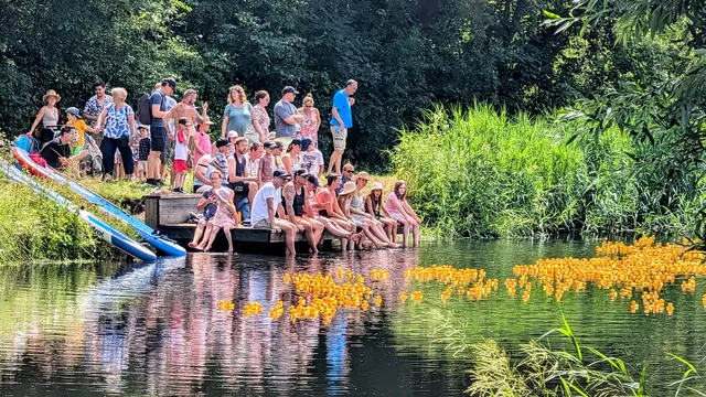 Füße abkühlen - und dabei das heiße Renngeschehen aus der ersten Reihe verfolgen | Foto: Jan Filter