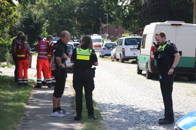 Mutmaßlicher Zeuge oder nur einer der Wichtigtuer, die nahe dem Tatort heurmlungern: eine Polizistin spricht mit einem Passanten | Foto: jd