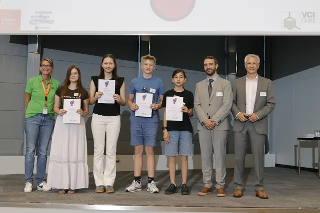 von links: Wilgard Piayda (VCI), Theresa Mahsarski, Isabel Reineke, Emil Genies, Daniel Buschner, Tomas Piernitzki sowie Matthias Lemmler (Organisatoren), Foto: Oliver Vosshage Photography