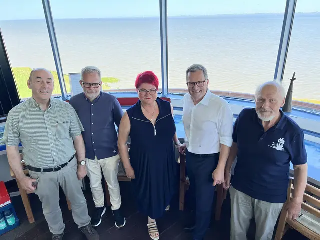 Sie freuen sich über die neue Ausstellung (v. li.): Dr. Uwe Andreas (Leiter Naturschutzbehörde), Christian Schmidt (Journalist und Autor), Birgit Hennig (Grafikerin), Kai Seefried (Landrat) und Eckard Klitzing (Vorsitzender Förderverein) | Foto: Landkreis Stade / Daniel Beneke