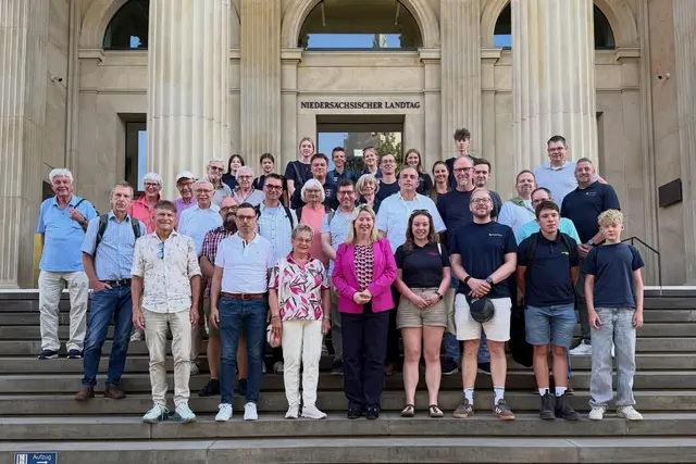 Die CDU-Landtagsabgeordnete Birgit Butter (vorn, 4. v. li.) mit Ehrenamtlichen aus dem Landkreis Stade vor dem niedersächsischen Landtag in Hannover | Foto: CDU