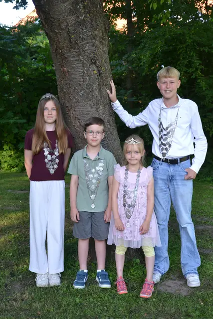 Kinderkönigin Leni Sumfleth, Prinz Finn Borelius, Prinzessin Anne-Marie Wiegers und Kinderkönig Jonas Lühmann (v.li.)  | Foto: sc