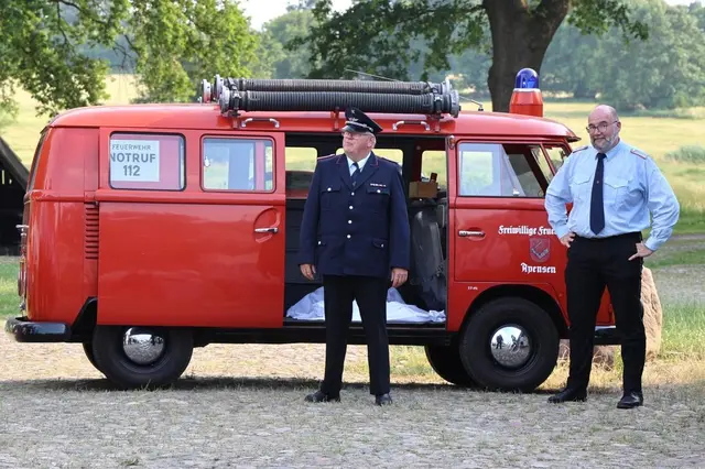 Hartmut Reschke (li.) mit seinem Nachfolger Fabian Kroll vor dem Oldtimer T1 Bulli der Freiwilligen Feuerwehr Apensen | Foto: Feuerwehr Apensen
