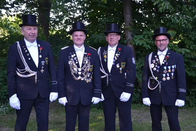 Adjutant Jörg Engelken, Schützenkönig Friedhelm Holst, Adjutant Kai Dührkop und Adjutant Mathias Hinck (v.li.)  | Foto: sc