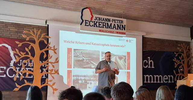 CDU-Landtagsabgeordneter und DRK-Vizepräsident Jan Bauer bei seinem Vortrag vor den Winsener Realschülern | Foto: Neises