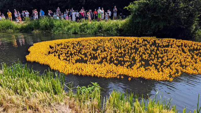 Auf den ersten Metern ist das Teilnehmerfeld noch dicht beisammen | Foto: Jan Filter
