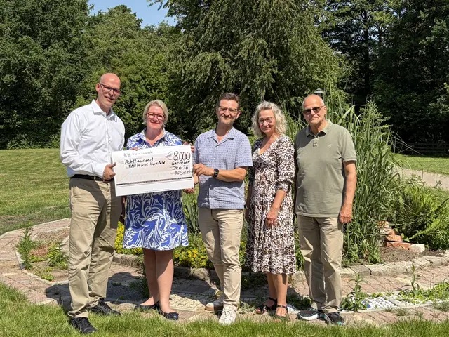 Spendenübergabe der Rotarier an Vertreter des Haus Huckfeld: Norbert Reichentrog (v.li.), Nicole Maack, Joachim Moritz, Bianca Ritter und Klaus Schumacher  | Foto: Klaus Schumacher