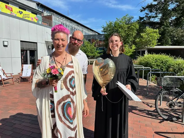 Petra und Torsten Bessert aus Jesteburg mit Pastorin Caroline Hoppe vor dem Gemeindehaus in Buchholz.  | Foto: C.Wöhling
