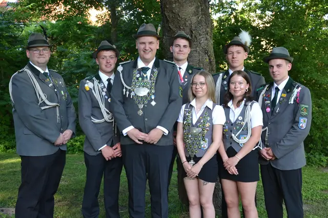 Adjutant Tim Otromke, Adjutant Kevin Augustin, Jungschützenkönig Moritz Höft, Adjutant Hannes Jahnke, Jungschützenkönigin Elisa Stobbe, Adjutant Christoph Dührkop, Adjutantin Luna Stobbe und Adjutant Kjell Hagemann (v.li.)  | Foto: sc