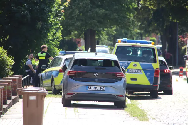 Auch Zivilfahrzeuge der Polizei sind vor Ort | Foto: jd