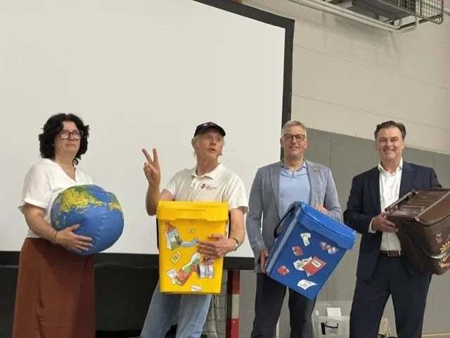 Schulleiterin Andrea Willhaus, Moderator Friedhelm Susok, Samtgemeinde Knut Willenbockel und Remondis-Geschäftsführer Sven Averhage | Foto: Samtgemeinde