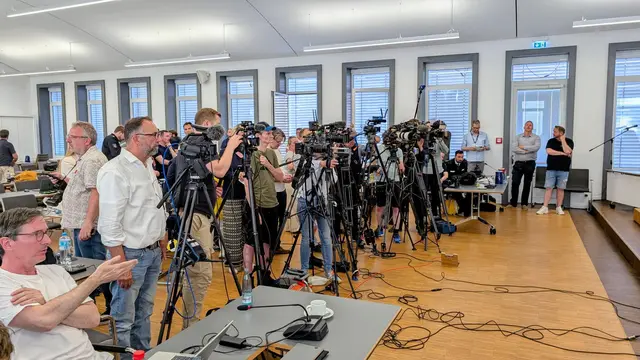 Das Medieninteresse war groß. Im Stader Kreishaus waren zahlreiche Kameras und Mikrofone aufgebaut | Foto: jd