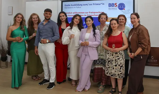 Die erfolgreichen jungen vier Gesellinnen und ein Geselle, zusammen mit dem Prüfungsausschuss und Lehrerinnen, von links Suelda Suli, Lehrerin Bettina Flor, Enis Salji, Viana Souliman, Khanum Asio, Kajin Muhammad, Berufsschullehrerin und Prüfungskommissionsvorsitzende Claudia Polzer, Arbeitnehmervertreterin Linda Prohl, Lehrerin Cynthia Hagemann und Obermeisterin Katharina Kalinowsky | Foto: ks