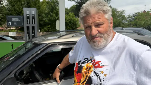 "Ist halt so." sagte dieser Autofahrer und war einer der wenigen, die sich nicht über den kommenden Preisanstieg ärgerte | Foto: tml