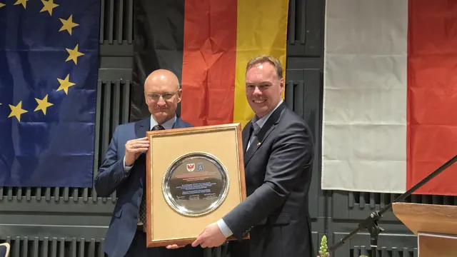 Das silberne Städtepartnerschafts-Jubiläum feierten Winsens Bürgermeister André Wiese (re.) und sein polnischer Amtskollege Adam Kolwzan auch im Winsener Marstall | Foto: Stadt Winsen