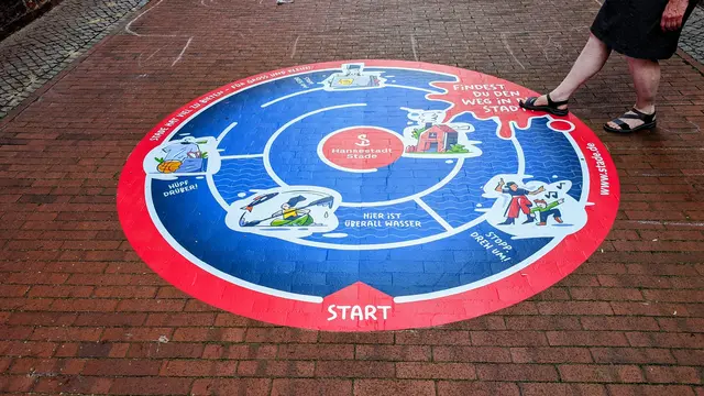 Eine der vier Spielfolien, die auf dem Straßenpflaster aufgebracht worden sind | Foto: jd