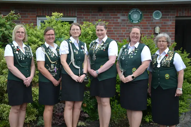 2. Bestdame Sarah Heins, 1. Bestdame Andrea Müller, 1. Adjudantin Friederike Meier,  Schützenkönigin und Samtgemeindevizemajestät Nina Kruse, 2. Adjudantin Sandra Müller, Kaiserin Margret Müller | Foto: sc