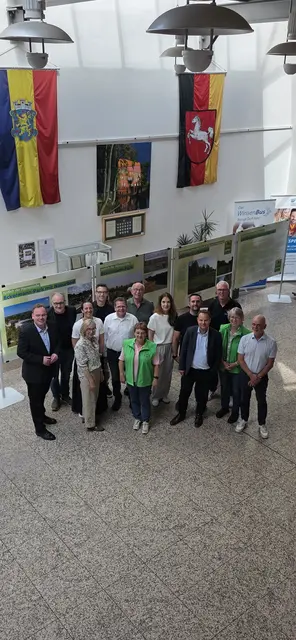 Sponsoren und Organisatoren stimmen sich im Winsener Rathaus auf den Benefizlauf im September ein | Foto: Oliver Stein 