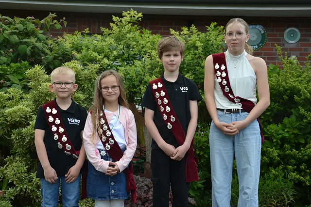 Die Kindermajestäten (v. li.): Prinz Theo Klintworth, Prinzessin Tilda Grieb, Kinderkönig Logan Glüsen, Kinderkönigin Juna Wystub | Foto: sc