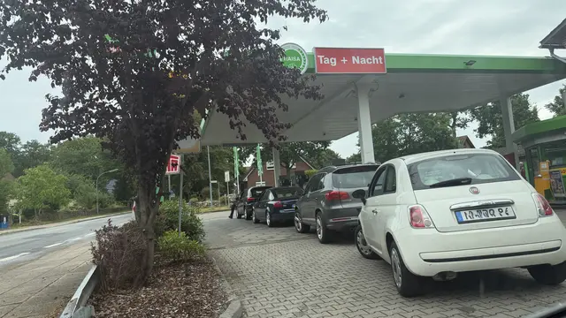 Wer heute morgen an der RAISA-Takstelle tanken wollte, musste Geduld mitbringen | Foto: tml