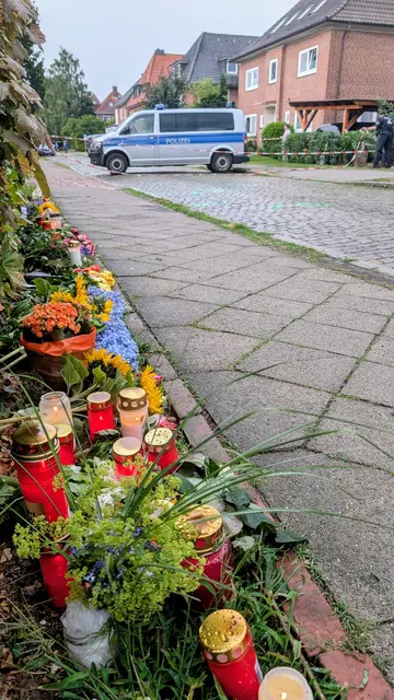 Schräg gegenüber der Mutter-Kind-Einrichtung haben die Menschen Blumen abgelegt und Kerzen entzündet | Foto: jd