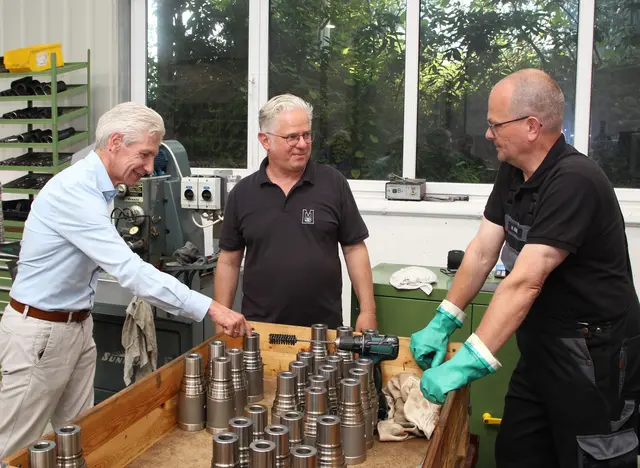 Absolute Genauigkeit ist bei MMS gefordert, wie Geschäftsführer Jan Michael Rentsch (Mitte) Landrat Rainer Rempe (li.) erläutert. | Foto: Landkreis Harburg