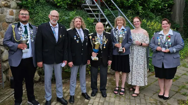 Die neuen Würdenträger der Kameradschaft Stade-Barge (v. li.): Marc Friedrich, Udo Vollrath, Uwe Käppler, Gernot Christoph, Ute Rehder, Madlin Klinger und Silvia Stachel | Foto: Kameradschaft Stade-Barge