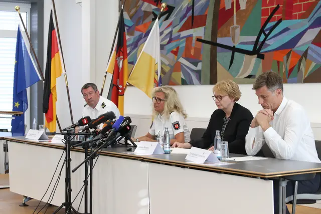 Sie berichteten über den Stand der Ermittlungen (v.li.): der Lüneburger Polizei-Vizepräsident Jörg Wesemann, Niedersachsens Innenministerin Daniela Behrens (SPD), die Präsidentin der Polizeidirektion Lüneburg, Kathrin Schuol, sowie der Leitende Oberstaatsanwalt Dr. Burkhard Vonnahme von der Staatsanwaltschaft Stade  | Foto: jd