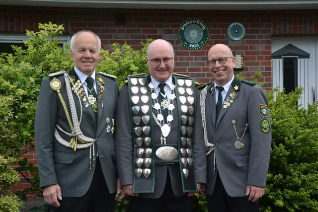 1. Adjudant Helmut Pape, Schützenkönig Ralf Ropers, 2. Adjudant Thomas Albers
 | Foto: sc