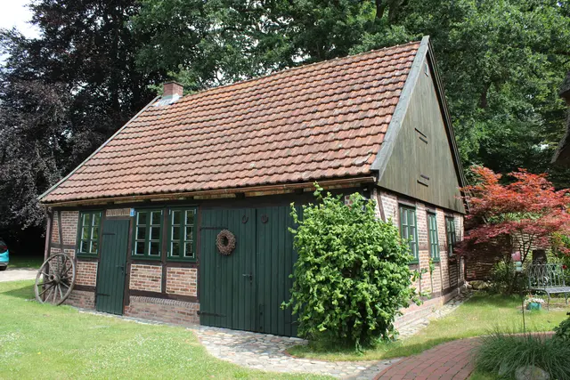 In der historischen Schmiede bietet das Ehepaar jetzt Schmiede- und Töpferkurse an | Foto: sb