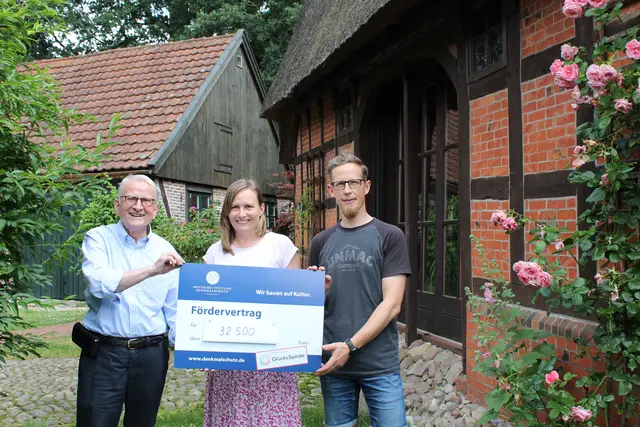 Dr. Reinhold Kolck (li.) übergibt den Förderbescheid an Maria und Christoph Hubbe | Foto: sb