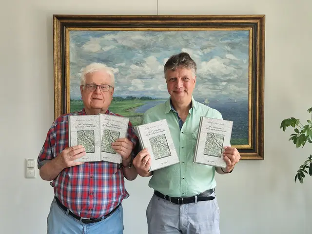 Dr. Thomas Bardelle (re.) und Heinz Mügge mit dem neuen Buch | Foto: Niedersächsisches Landesarchiv Stade