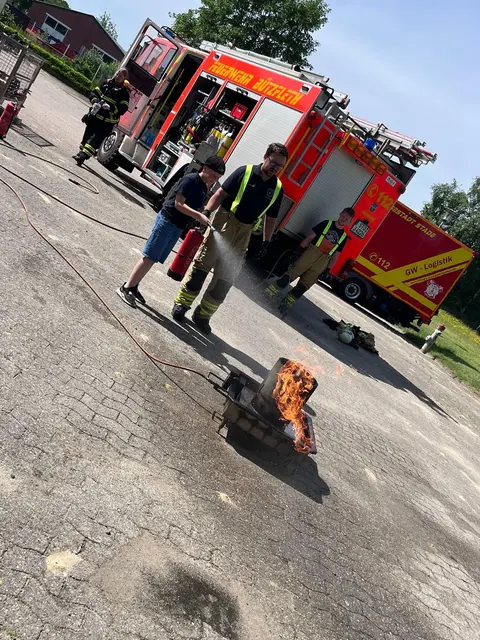 Die Feuerwehr-Kids bekamen auch gezeigt, wie man mit dem Feuerlöscher einen Brand löscht | Foto: FFW Wiepenkathen