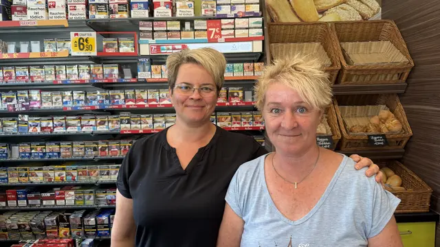 Anja Denzel und Maike Wulf (v. l.) erlebten an der Raiffeisen-Tankstelle in Heidenau den Ansturm vor dem Ende des Tankrabatts hautnah | Foto: tml