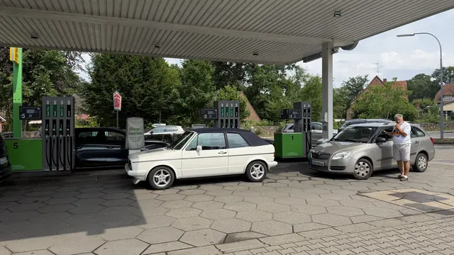 Die Autos standen in Reihe bis auf die Hauptstraße | Foto: tml