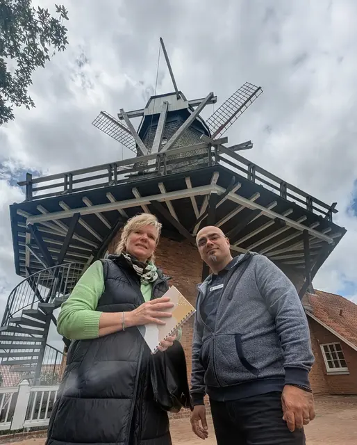 Petra Schlichting, Leiterin des Amtes für Gebäudewirtschaft des Landkreises Stade, und Projektleiter Antonio Soares sind zufrieden mit den Maßnahmen zur Stabilisierung der Mühle | Foto: jd