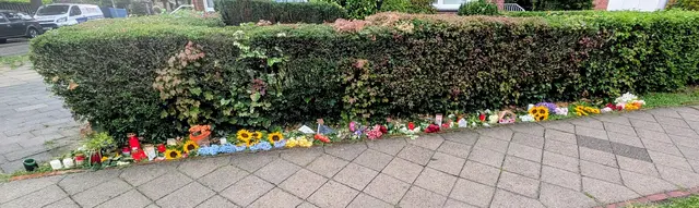 Fein säuberlich in einer Reihe: die abgelegten Blumen | Foto: jd
