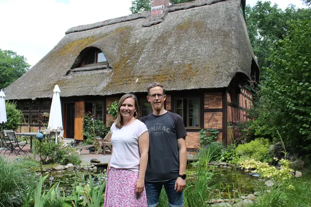 Maria und Christoph Hubbe bewohnen ein unter Denkmalschutz stehendes Fachwerkhaus in Issendorf | Foto: sb