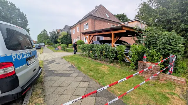 Drei Polizisten waren vor Ort, um das Grundstück zu bewachen | Foto: jd