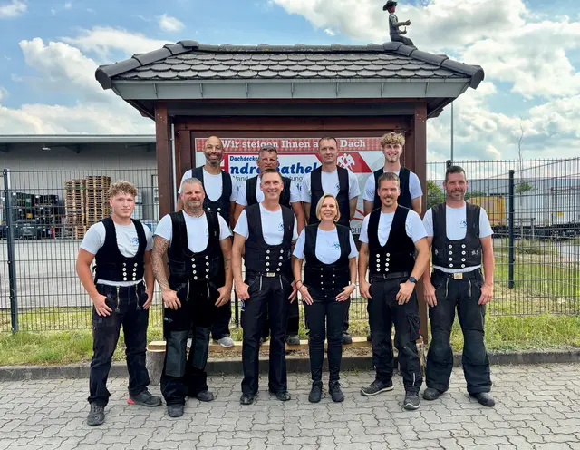 Das Team von Dachdeckermeister André Bathel (vorne v.l.): Johann Goes, Matthias Köster, André Bathel, Claudia Bathel, Torben Jedamski, Mario Fleischer, Marc Schön (hinten v.l.), Lars Jorgus, Stefan Jahnke, Eric Mewald | Foto: Andre Bathel